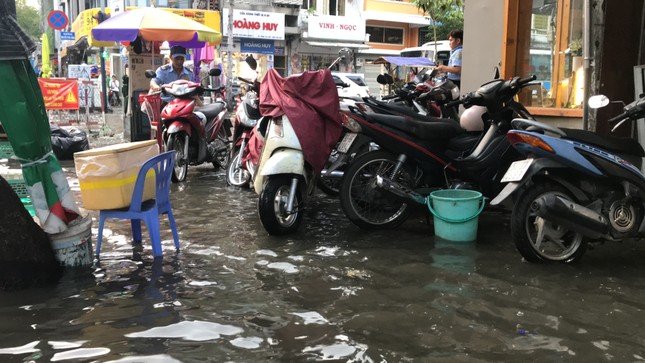 Người dân Sài Gòn vật lộn với triều cường trên đường về nhà ảnh 5