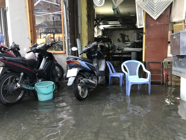 Người dân Sài Gòn vật lộn với triều cường trên đường về nhà ảnh 7