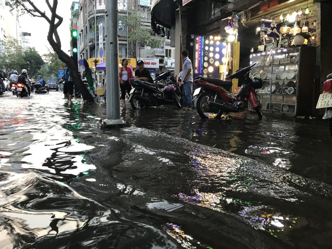 Người dân Sài Gòn vật lộn với triều cường trên đường về nhà ảnh 9