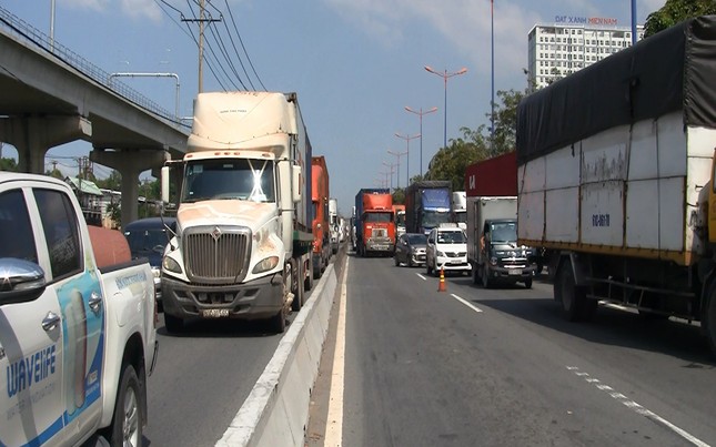 Tai nạn liên hoàn ít nhất 1 người chết, cửa ngõ Sài Gòn kẹt xe nghiêm trọng ảnh 3