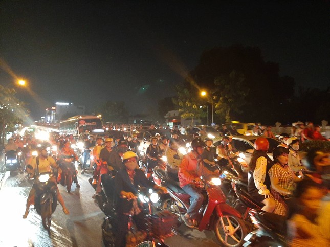 Xe khách cháy trơ khung ngày cận tết, cửa ngõ Sài Gòn kẹt xe nghiêm trọng ảnh 2
