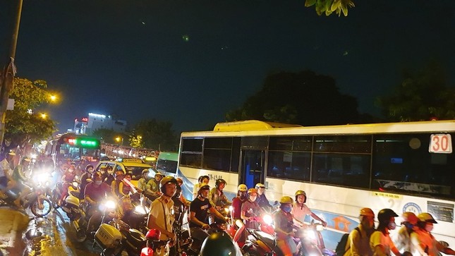 Xe khách cháy trơ khung ngày cận tết, cửa ngõ Sài Gòn kẹt xe nghiêm trọng ảnh 3