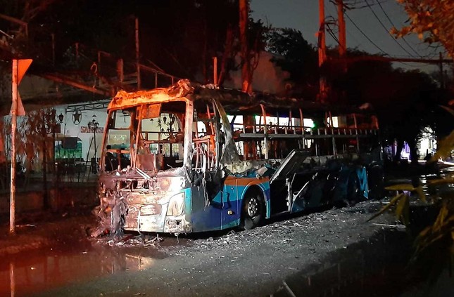 Xe khách cháy trơ khung ngày cận tết, cửa ngõ Sài Gòn kẹt xe nghiêm trọng ảnh 1