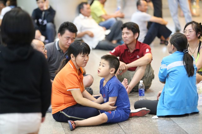 Ngủ gục ở sân bay Tân Sơn Nhất đón Việt kiều về quê ăn tết ảnh 5