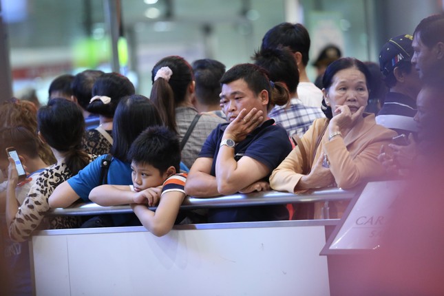 Ngủ gục ở sân bay Tân Sơn Nhất đón Việt kiều về quê ăn tết ảnh 6