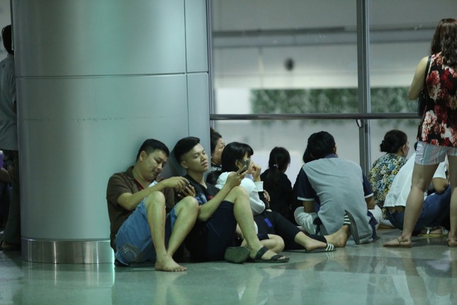 Ngủ gục ở sân bay Tân Sơn Nhất đón Việt kiều về quê ăn tết ảnh 9
