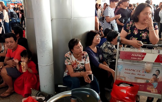 Ngủ gục ở sân bay Tân Sơn Nhất đón Việt kiều về quê ăn tết ảnh 7