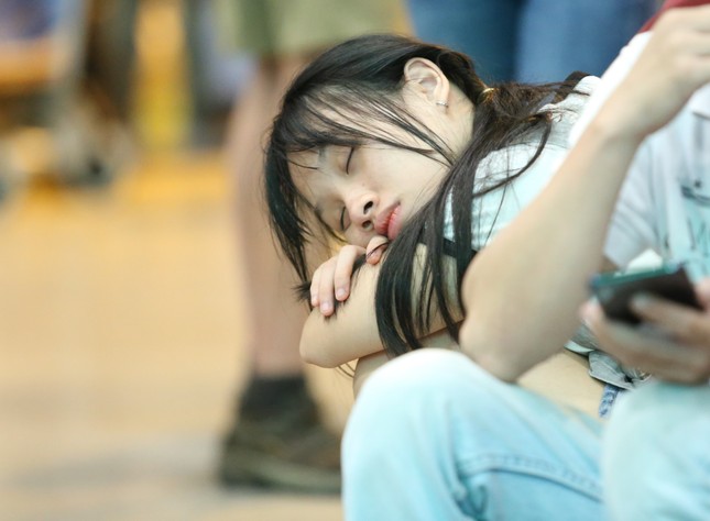 Ngủ gục ở sân bay Tân Sơn Nhất đón Việt kiều về quê ăn tết ảnh 8