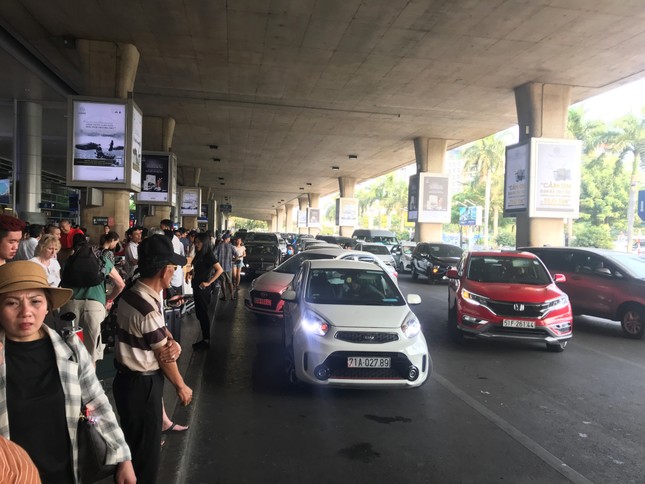 Ngủ gục ở sân bay Tân Sơn Nhất đón Việt kiều về quê ăn tết ảnh 12