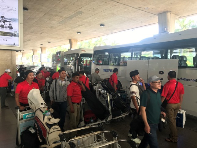 Ngủ gục ở sân bay Tân Sơn Nhất đón Việt kiều về quê ăn tết ảnh 11