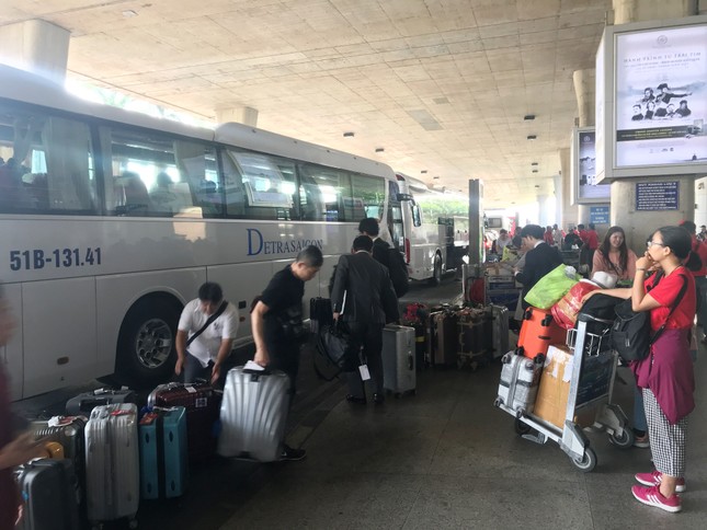 Ngủ gục ở sân bay Tân Sơn Nhất đón Việt kiều về quê ăn tết ảnh 10