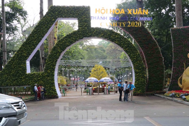 Dân Sài Gòn kéo nhau vào hội hoa xuân chụp hình 'tự sướng' ngày cận tết ảnh 1