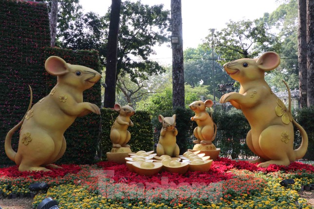 Dân Sài Gòn kéo nhau vào hội hoa xuân chụp hình 'tự sướng' ngày cận tết ảnh 2