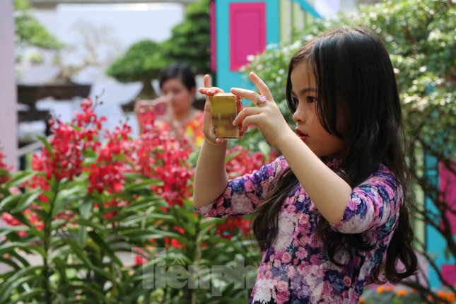 Dân Sài Gòn kéo nhau vào hội hoa xuân chụp hình 'tự sướng' ngày cận tết ảnh 8