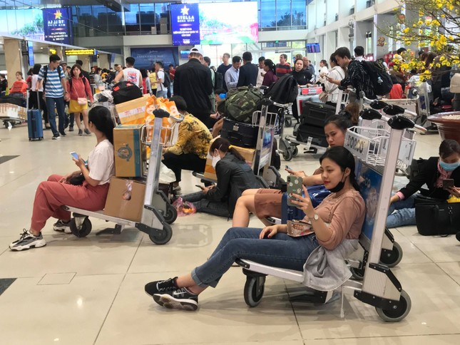 Vạn người vật vờ ở sân bay Tân Sơn Nhất ngày 28 tết ảnh 5