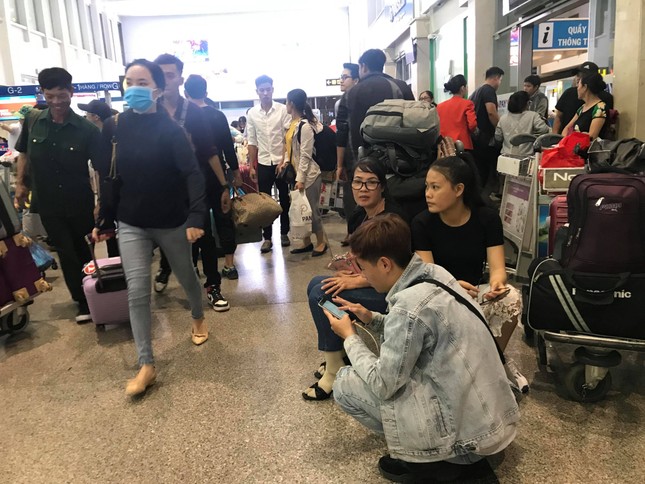 Vạn người vật vờ ở sân bay Tân Sơn Nhất ngày 28 tết ảnh 6