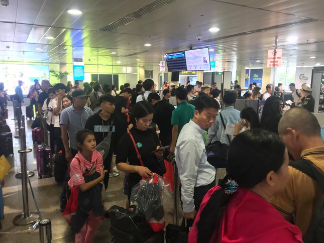 Vạn người vật vờ ở sân bay Tân Sơn Nhất ngày 28 tết ảnh 3
