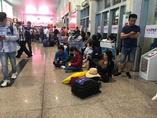 Vạn người vật vờ ở sân bay Tân Sơn Nhất ngày 28 tết ảnh 4