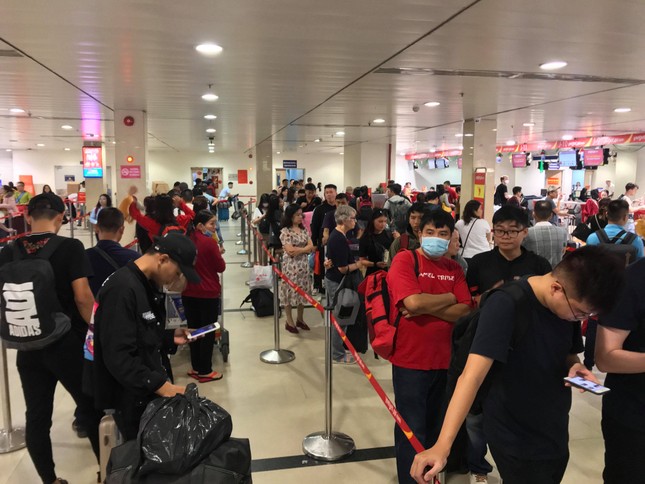 Vạn người vật vờ ở sân bay Tân Sơn Nhất ngày 28 tết ảnh 2