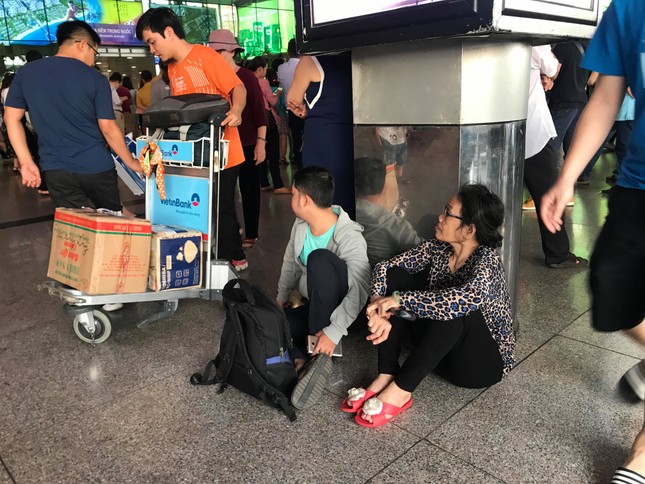 Vạn người vật vờ ở sân bay Tân Sơn Nhất ngày 28 tết ảnh 7