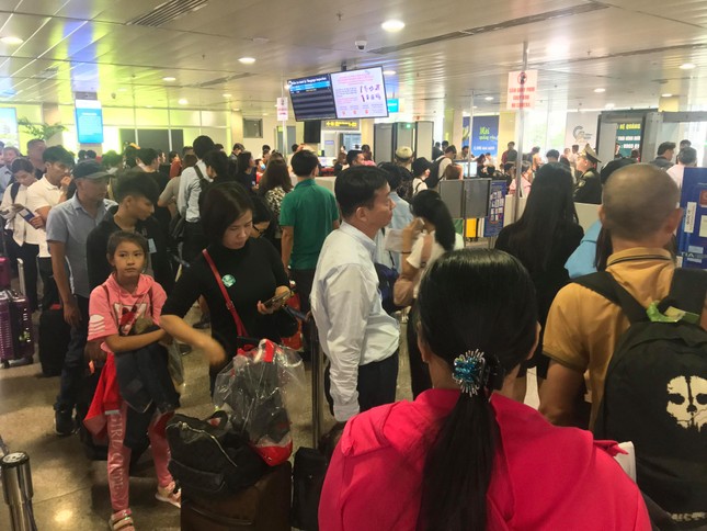 Vạn người vật vờ ở sân bay Tân Sơn Nhất ngày 28 tết ảnh 10
