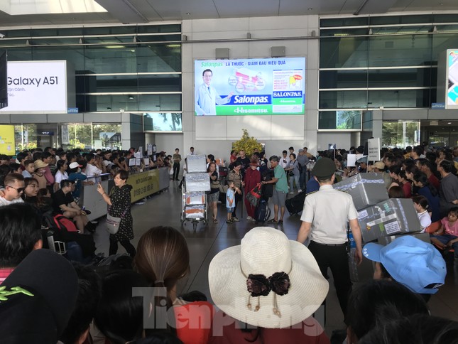Nghìn người chen lấn ở sân bay Tân Sơn Nhất đón Việt kiều về quê ngày 29 tết ảnh 2