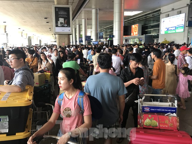 Nghìn người chen lấn ở sân bay Tân Sơn Nhất đón Việt kiều về quê ngày 29 tết ảnh 3