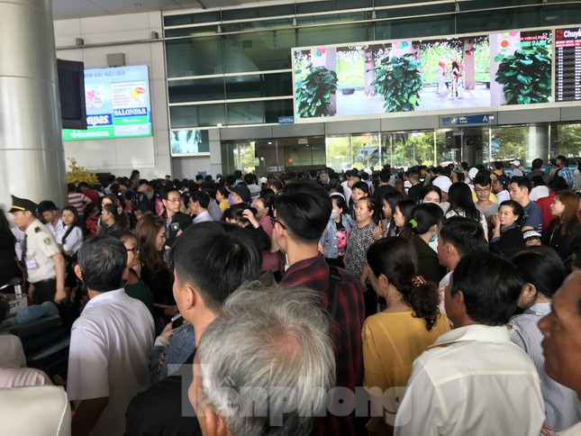 Nghìn người chen lấn ở sân bay Tân Sơn Nhất đón Việt kiều về quê ngày 29 tết ảnh 4
