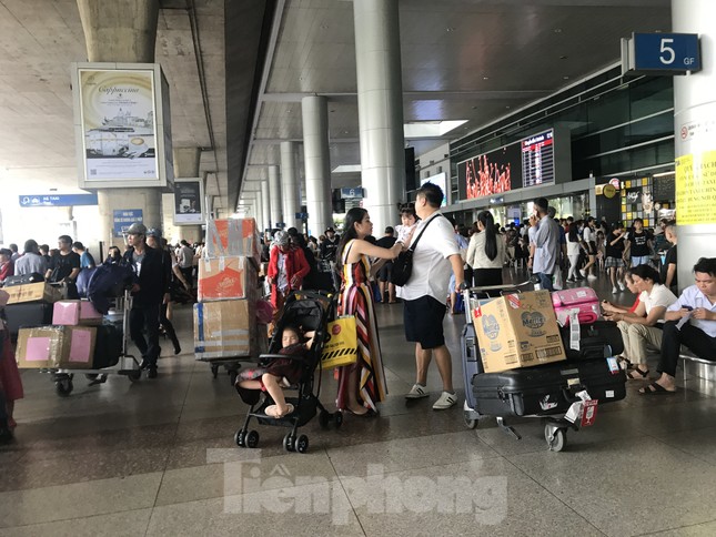 Nghìn người chen lấn ở sân bay Tân Sơn Nhất đón Việt kiều về quê ngày 29 tết ảnh 6