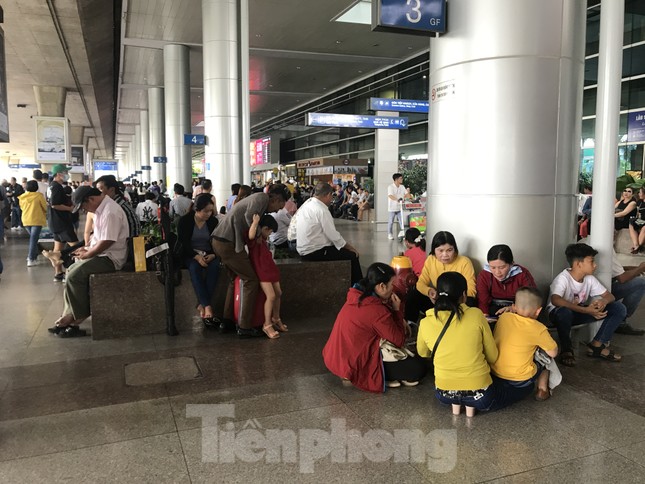 Nghìn người chen lấn ở sân bay Tân Sơn Nhất đón Việt kiều về quê ngày 29 tết ảnh 8