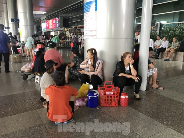 Nghìn người chen lấn ở sân bay Tân Sơn Nhất đón Việt kiều về quê ngày 29 tết ảnh 9