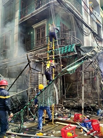 Cháy lớn trong chợ thời trang sầm uất bậc nhất Sài Gòn ảnh 4