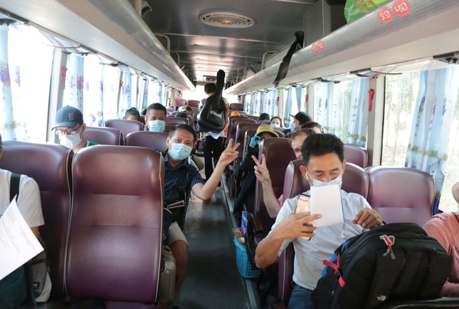 Hơn 1.600 người từ khu cách ly tập trung lớn nhất nước được trở về nhà ảnh 1
