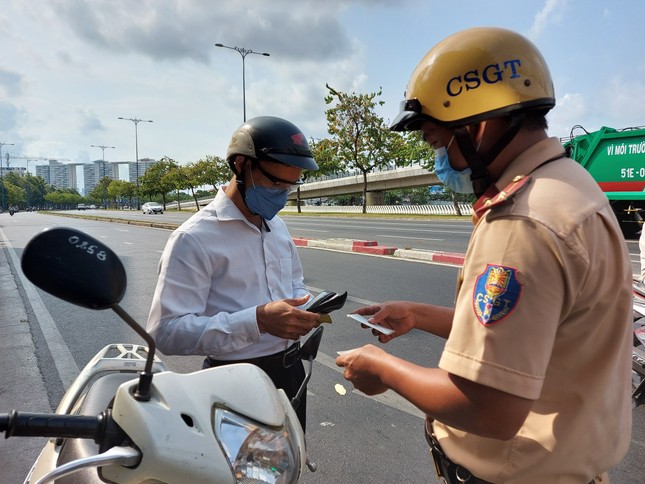 CSGT TPHCM xử phạt hơn 5,7 tỉ đồng sau 10 ngày tổng kiểm soát phương tiện ảnh 1