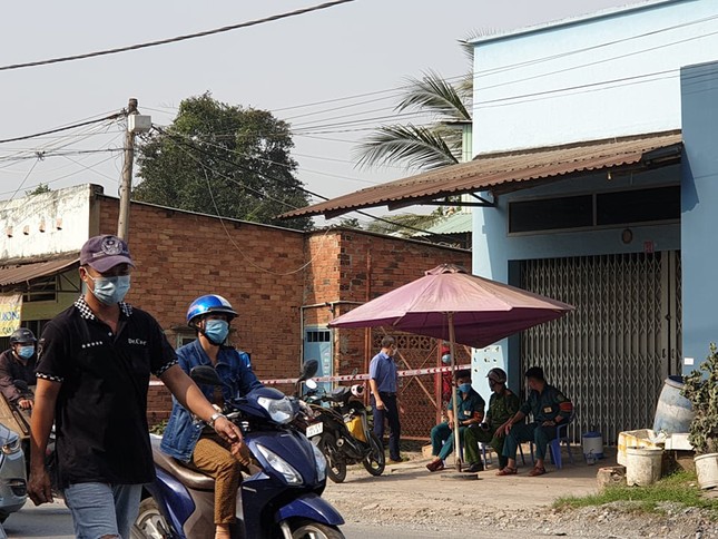 Phong tỏa khu vực liên quan thanh niên nhập cảnh trái phép cùng 2 ca mắc COVID-19 ảnh 1