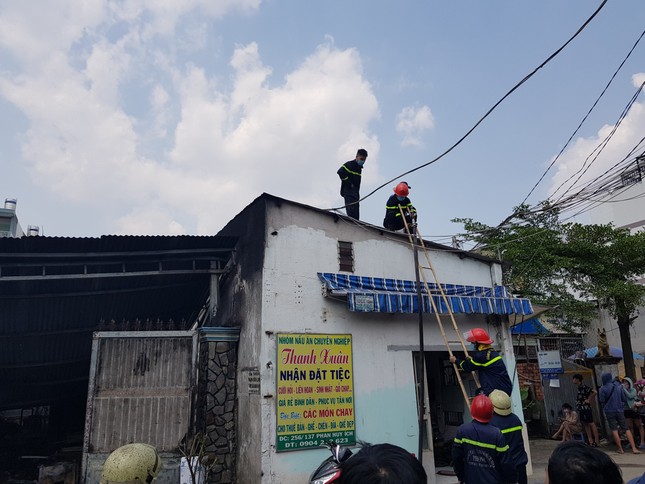 Xưởng sản xuất gà đông lạnh cháy nghi ngút giữa trưa, cả khu dân cư náo loạn ảnh 1