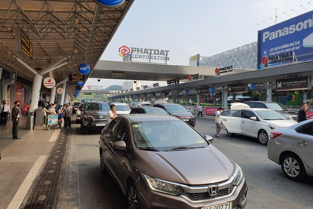 24 tháng Chạp, biển người chen chân về quê ăn Tết ở sân bay Tân Sơn Nhất ảnh 11