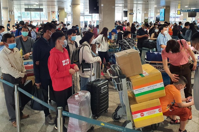 24 tháng Chạp, biển người chen chân về quê ăn Tết ở sân bay Tân Sơn Nhất ảnh 4