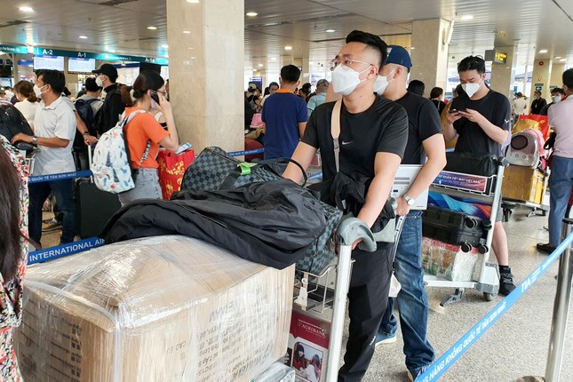 24 tháng Chạp, biển người chen chân về quê ăn Tết ở sân bay Tân Sơn Nhất ảnh 9