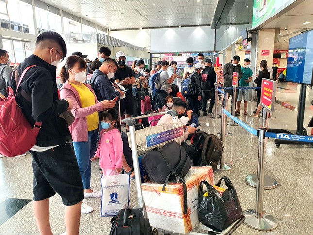 24 tháng Chạp, biển người chen chân về quê ăn Tết ở sân bay Tân Sơn Nhất ảnh 6