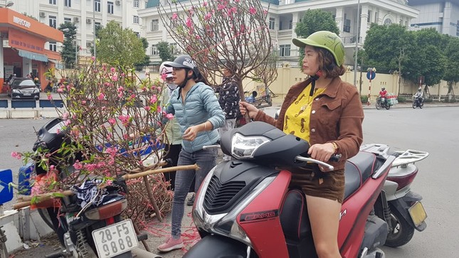 Hoa, quả, gà… tăng giá ngày rằm tháng Chạp ảnh 4