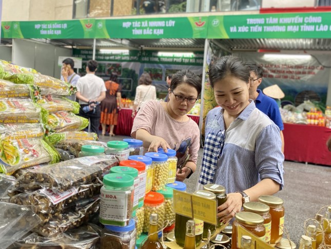 Cuối tuần, người dân Hà Nội ‘đội mưa’ đi mua đặc sản ảnh 4
