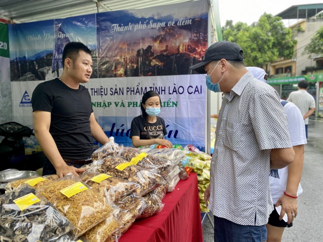Cuối tuần, người dân Hà Nội ‘đội mưa’ đi mua đặc sản ảnh 3