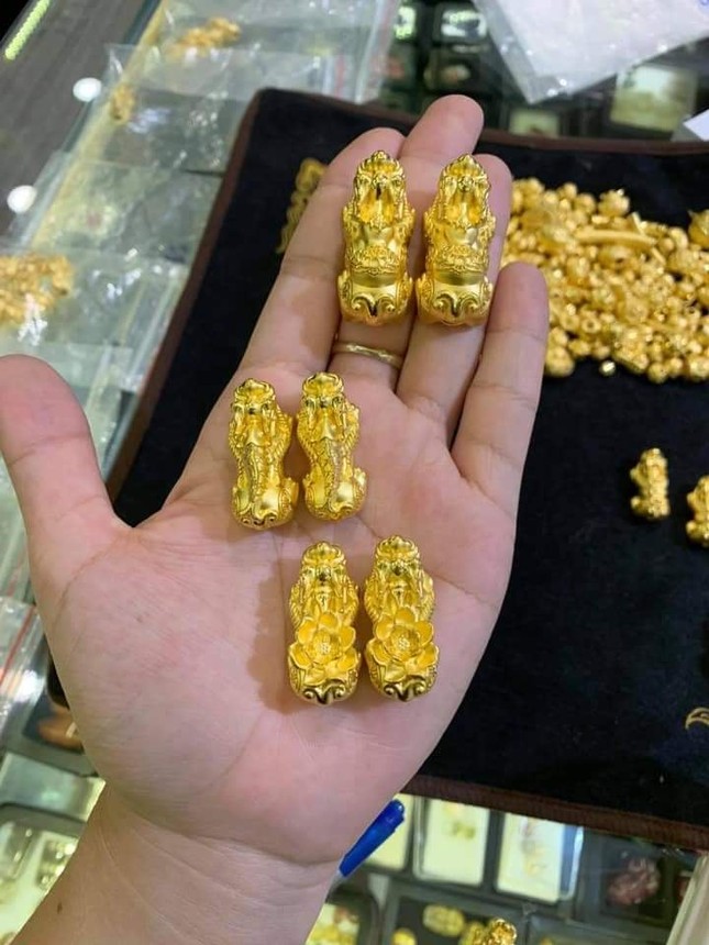 Trâu vàng lên kệ sẵn sàng cho ngày vía Thần tài ảnh 2
