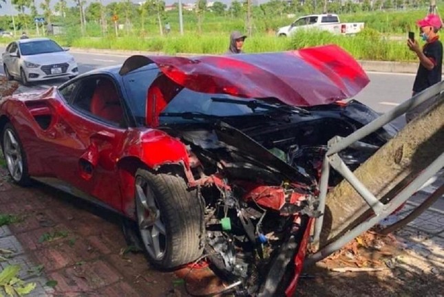 Vụ siêu xe Ferrari húc đổ cây ở Hà Nội: Lộ nhiều tình tiết lạ ảnh 1