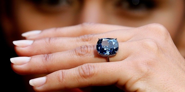 Bé gái 7 tuổi sở hữu hai viên kim cương nghìn tỷ ảnh 2