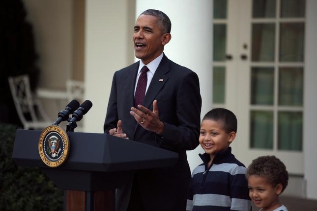 Obama ‘dỗi’ con gái, dắt cháu trai đến lễ ân xá gà tây ảnh 1