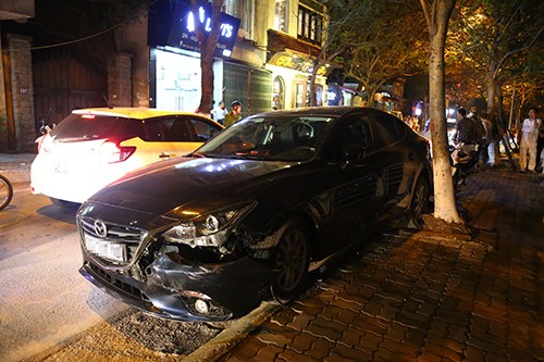 Xế hộp đâm liên hoàn ở Hà Nội, làm gãy chân bé gái ảnh 1