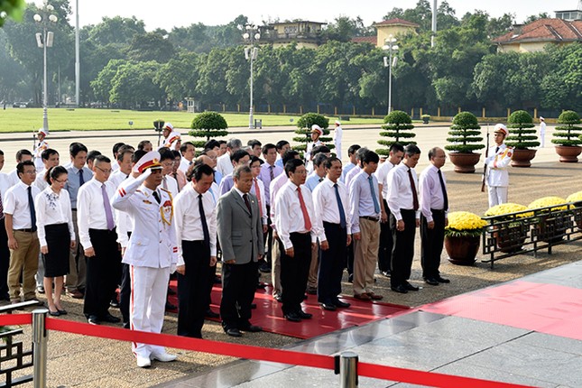 Lãnh đạo Đảng, Nhà nước viếng lăng Chủ tịch Hồ Chí Minh ảnh 2