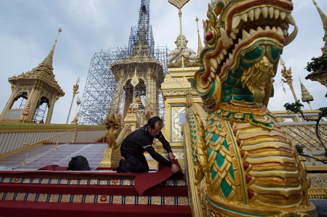 Đi xe lăn 360km đến Bangkok để dự tang lễ cố Quốc vương Thái Lan ảnh 4